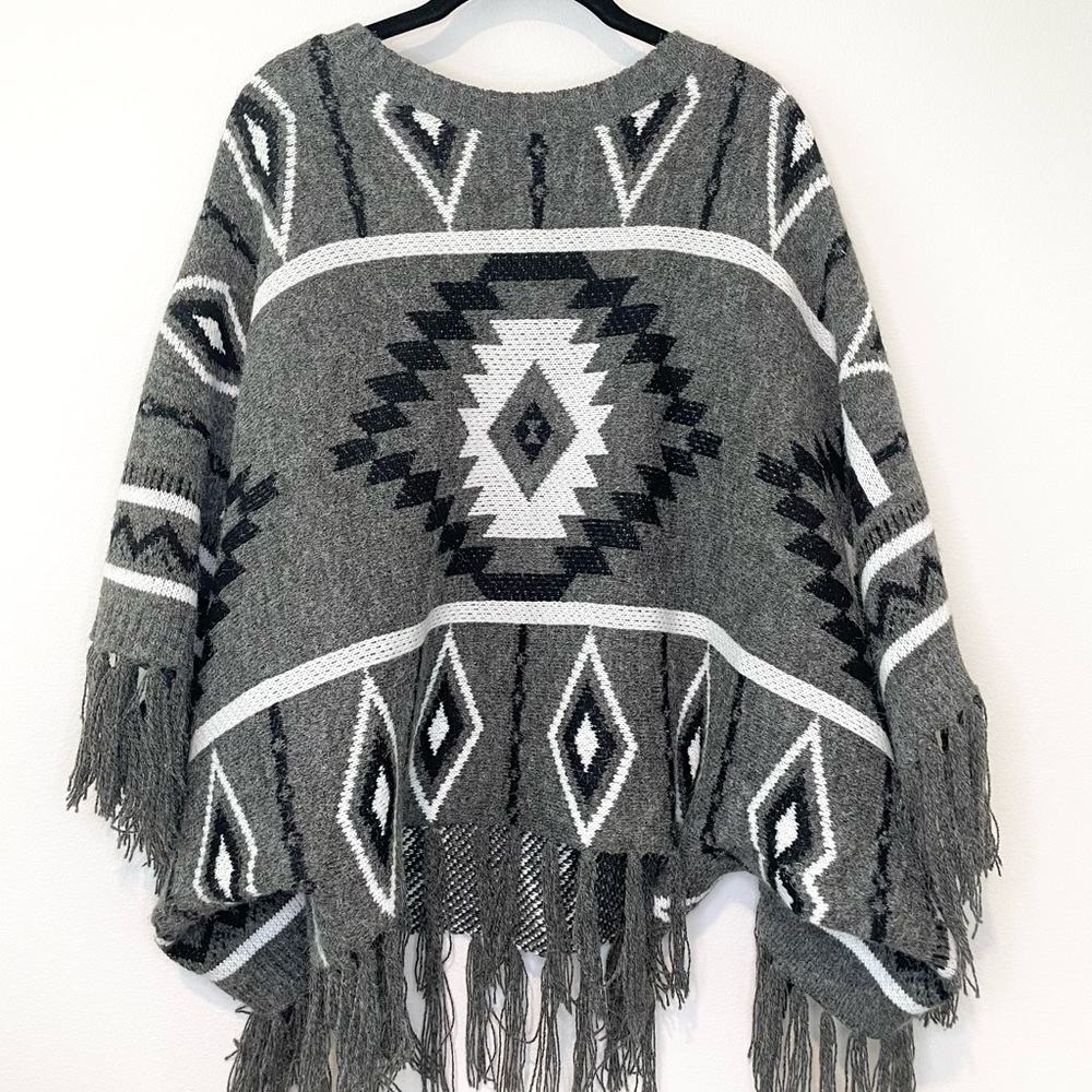 Double Zero Nwot Gray Aztec Pattern Poncho With F… - image 2